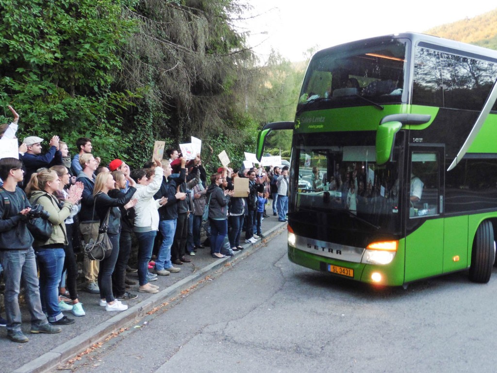 Empfang vu Flüchtlings-Bus a Weilerbaach