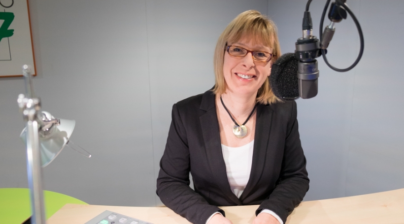 D'Sophie Morang schafft an der Noriichteredaktioun vum radio 100,7