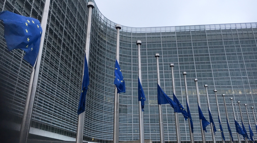 D'Fändele virum Kommissiounsgebai sinn op Hallefmast