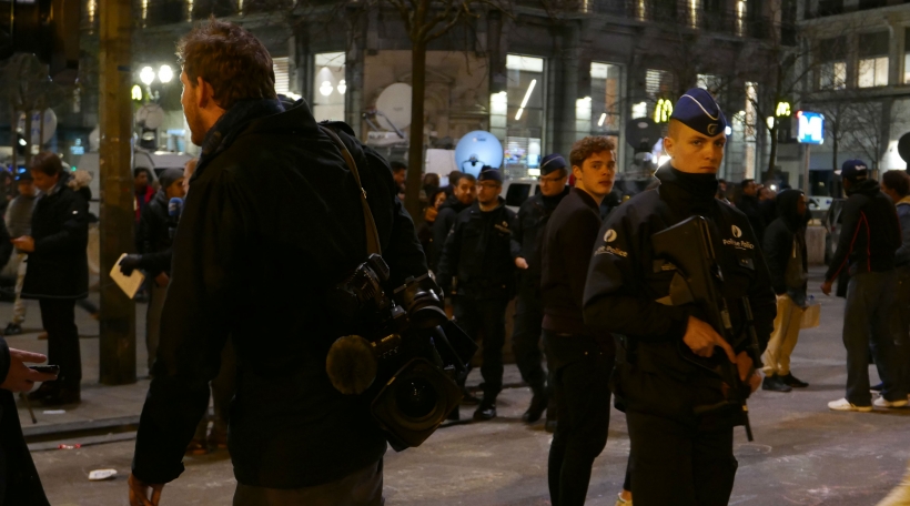 Polizisten a Journaliste bei der Solidaritéits-Versammlung op der Place de la Bourse