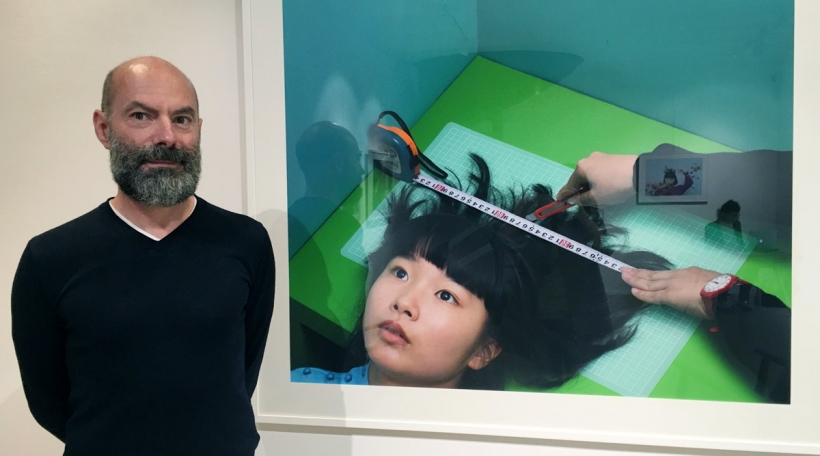 De Galerist Renaud Bergonzo bei engem Wierk vun der Izumi Miyazaki