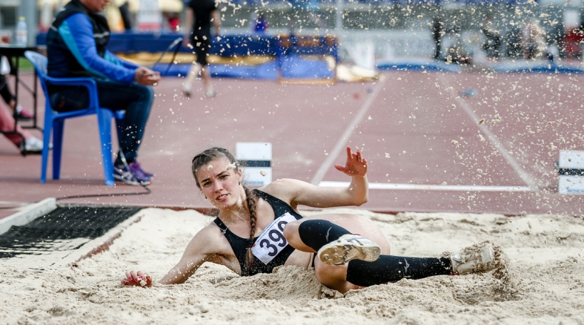 Athletin beim Wäitsprong