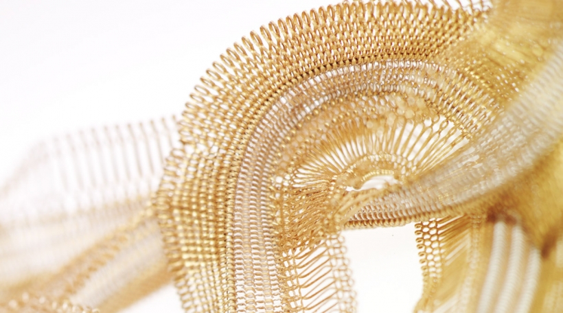 D' Ketten ass net aus Gold mee aus Stréi. Soltiss Necklace, Design Design: Florie Salnot. Foto: Museum der Kulturen, Basel