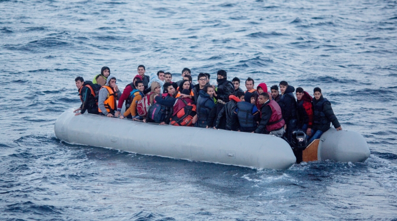 Flüchtlingen an engem Boot um Mëttelmier