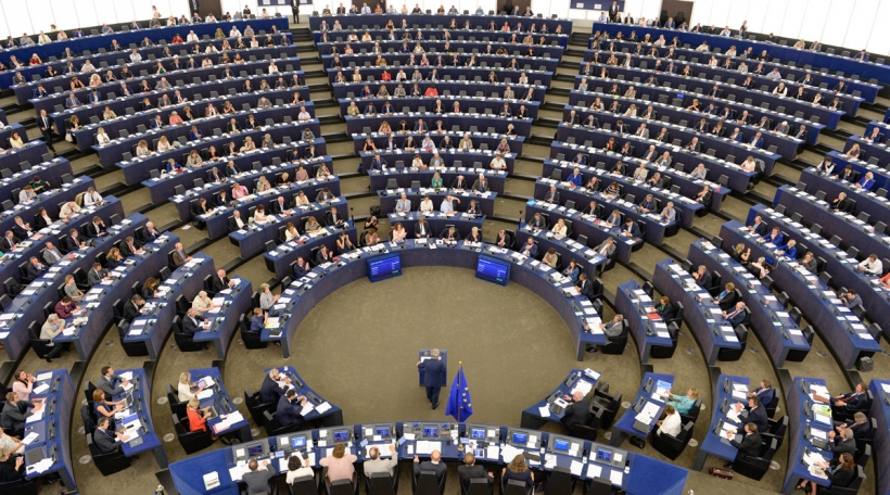 J-C Juncker virum Parlament
