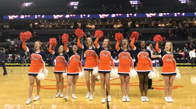 Cheerleaderen an de Faarwe vun der Equipe