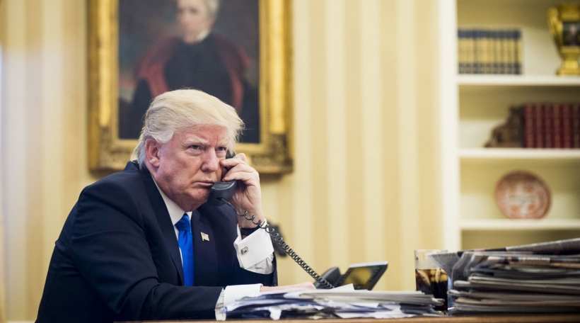 Den Donald Trump um Telefon mam australesche Premier
