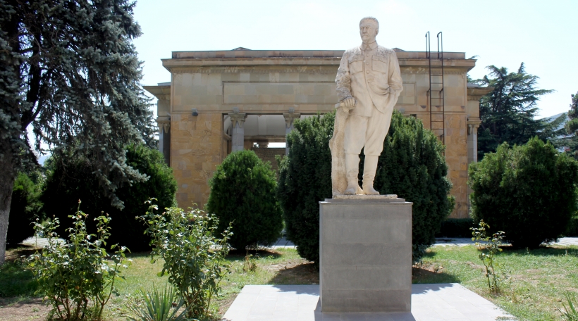 Statue vum Diktator Jospeh Stalin viru sengem Gebuertshaus a Musée zu Gori a Georgien