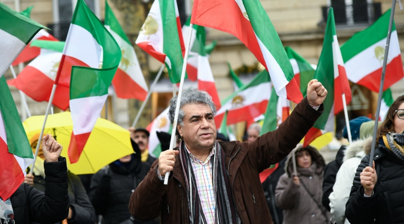 Iranians protesters in front of the Tran's ambassy in Paris Iranians protesters in front of the Tran's ambassy in Paris