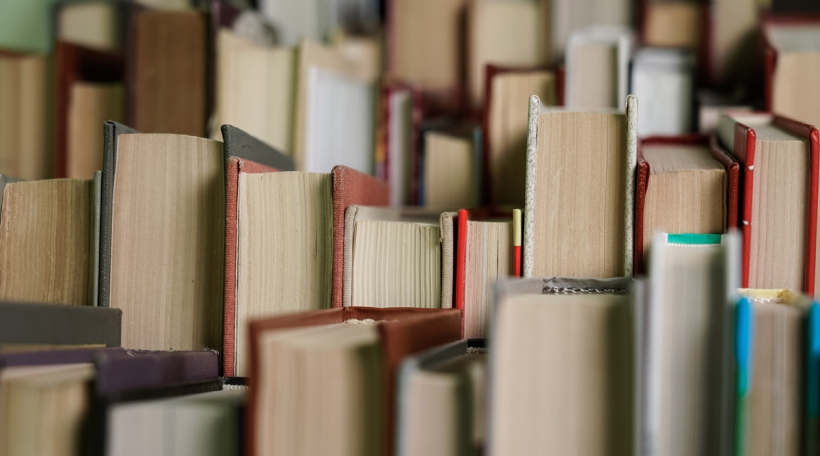 Bicher an enger Bibliothéik