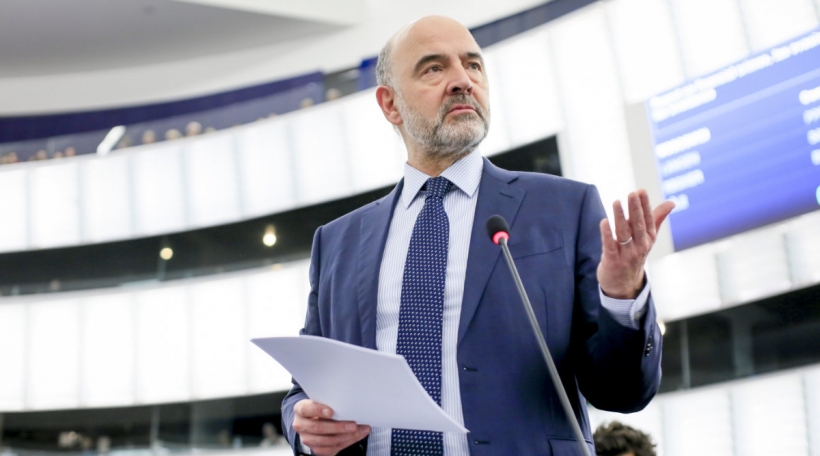 Den EU-Finanzkommissär Pierre Moscovici lueft déi europäesch Douannen. Foto Europaparlament / Mathieu CUGNOT