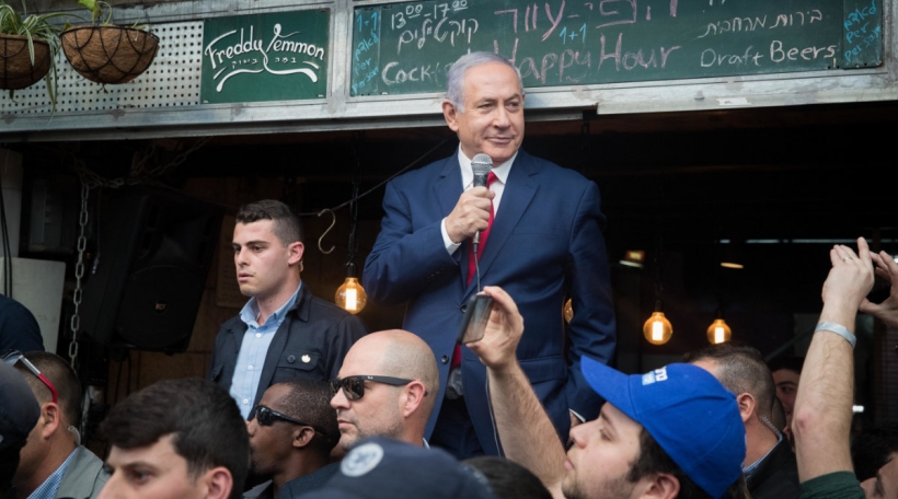 De Benjamin Netanyahu während der Wahlcampagne, wou hien eng fënneft Amtszäit ugestrieft huet. Foto: picture alliance / Photoshot