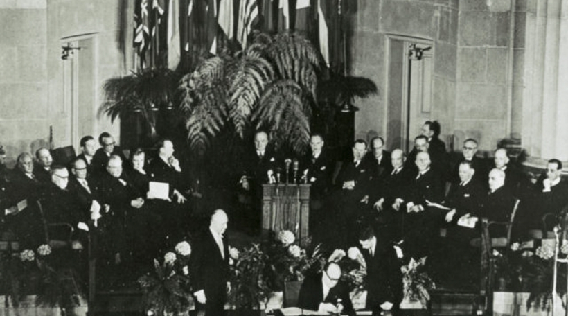D'Ënnerschreiwe vum NATO-Pakt zu Washington, DC de 4. Abrëll 1949