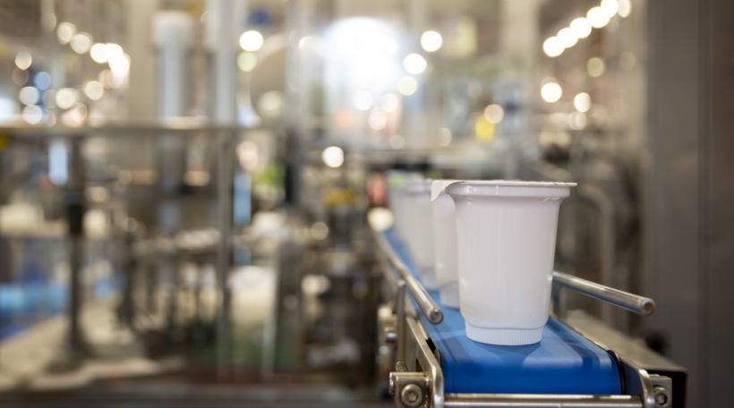 Jughurtbecher um Fërderband