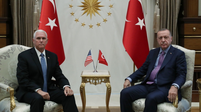 De Mike Pence, Vizepresident vun den USA, mam tierkesche President Recep Tayyip Erdoğan