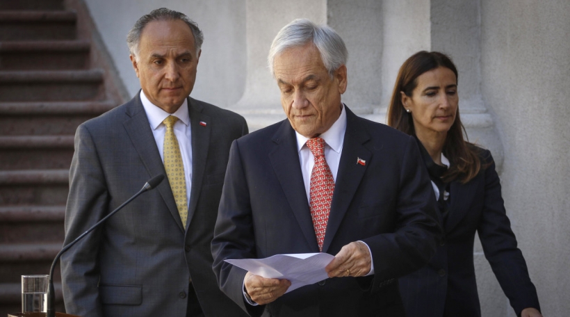 De Sebastián Piñera (Mëtt) bei der Annonce, datt den UNO-Klimasommet net am Chile wäert stattfannen. Foto: Sebastian Beltran Gaete/picture alliance / Photoshot