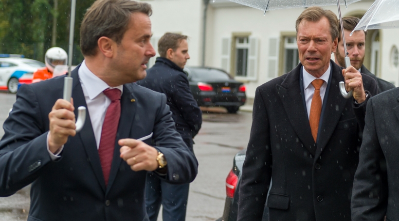 (de g. à dr.) Xavier Bettel, Premier ministre, ministre d'État ; S.A.R. le Grand-Duc ; S.M. le roi des Belges