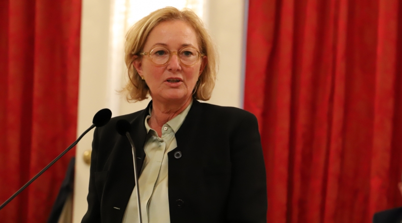 D'Gesondheetsministerin Paulette Lenert virun den Deputéierten. Foto: Chambre des Députés