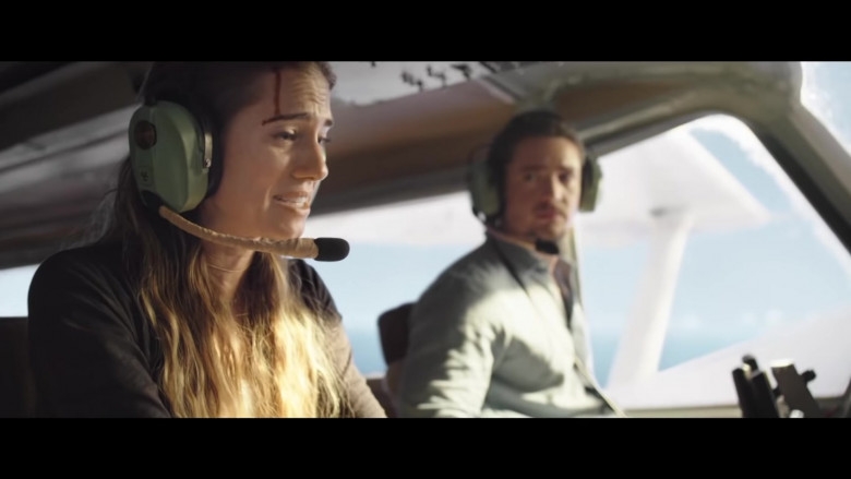 David-Clark-Headset-of-Allison-Williams-as-Sara-in-Horizon-Line-Movie-3-780x439.jpg