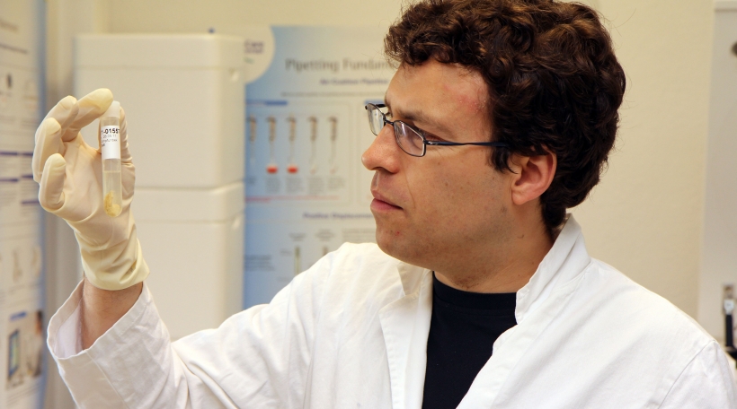 Den Alain Frantz ass Fuerscher am naturmusée an huet wëssenschaftlech Artikel iwwert de Marderhond geschriwwen (Foto: Fränz Schneider)