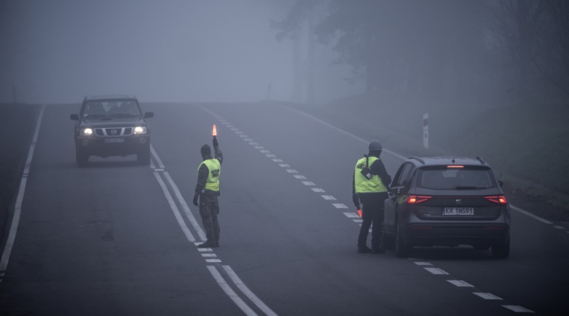 D'Police kontrolléiert Autoen no bei der polnesch-belarussescher Grenz