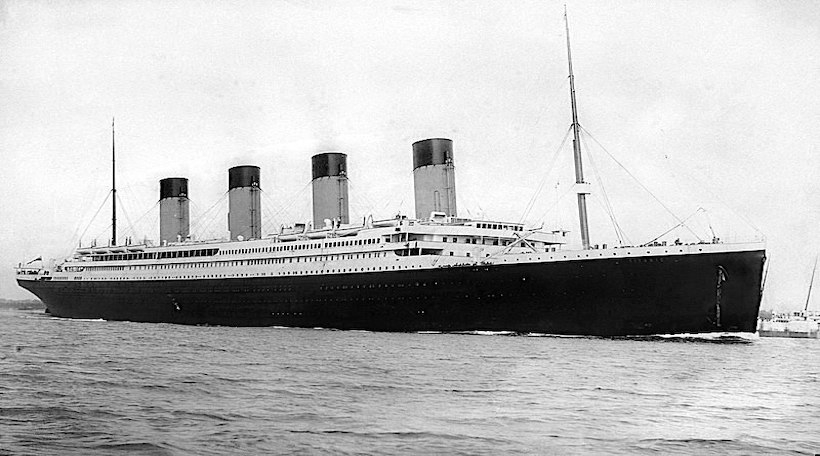 RMS Titanic departing Southampton on April 10, 1912. copie.jpeg