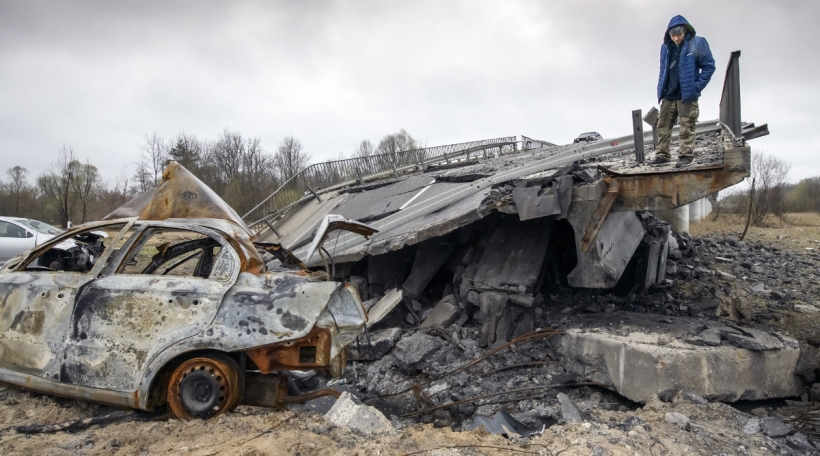 Zerstéierung an der ukrainescher Stad Malyn no russeschen Attacken