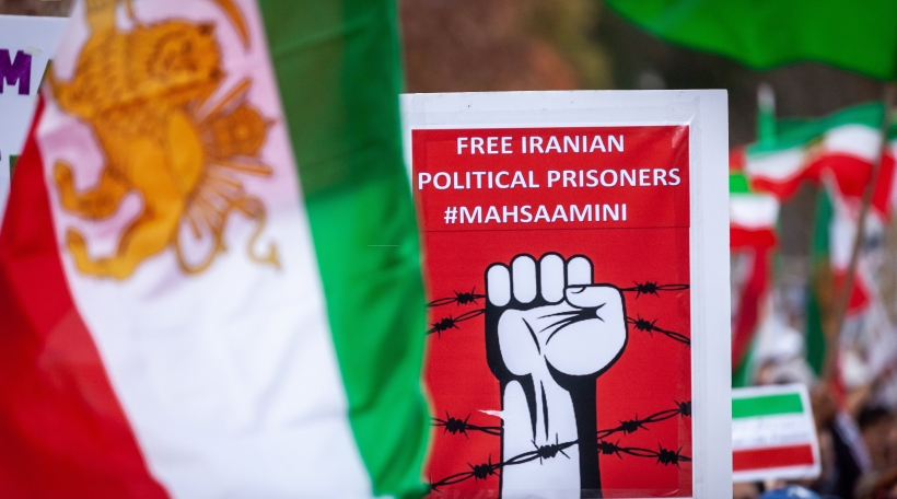 E Plakat op engem Protest mat der Fuerderung, datt politesch Prisonéier am Iran solle fräigelooss ginn