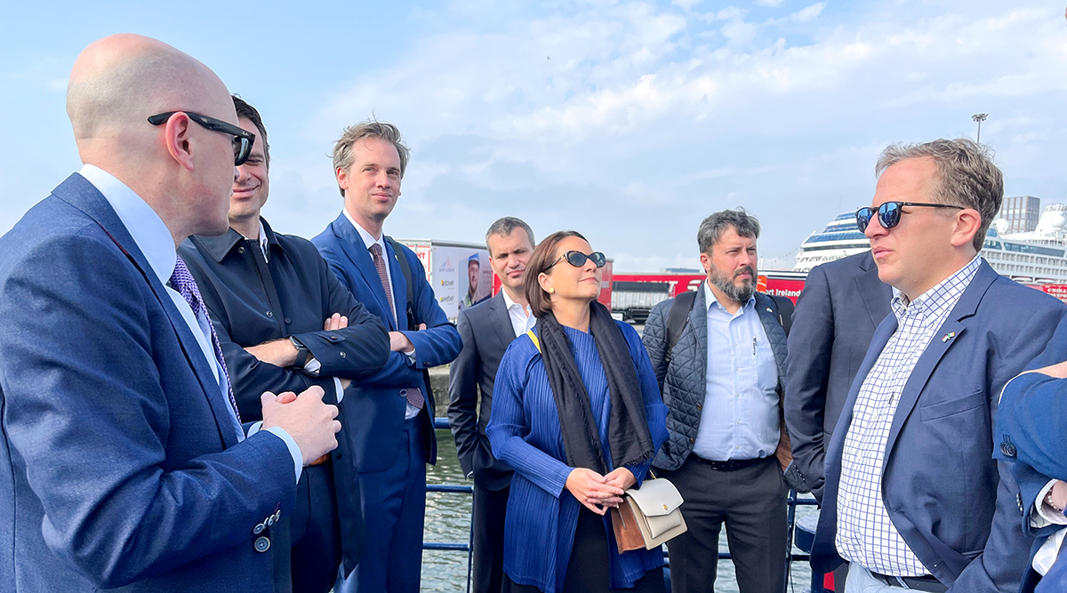 D'Yuriko Backes am Hafen zu Dublin. (Foto: Paule Rodesch)